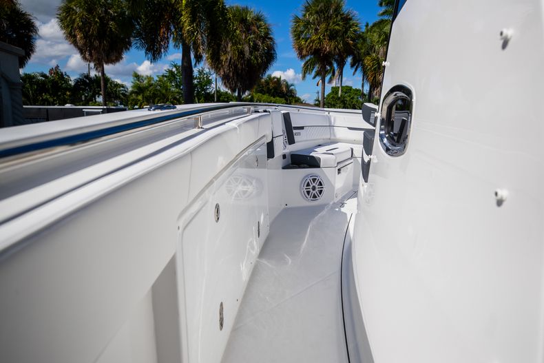 Thumbnail 51 for New 2022 Blackfin 332CC boat for sale in Fort Lauderdale, FL