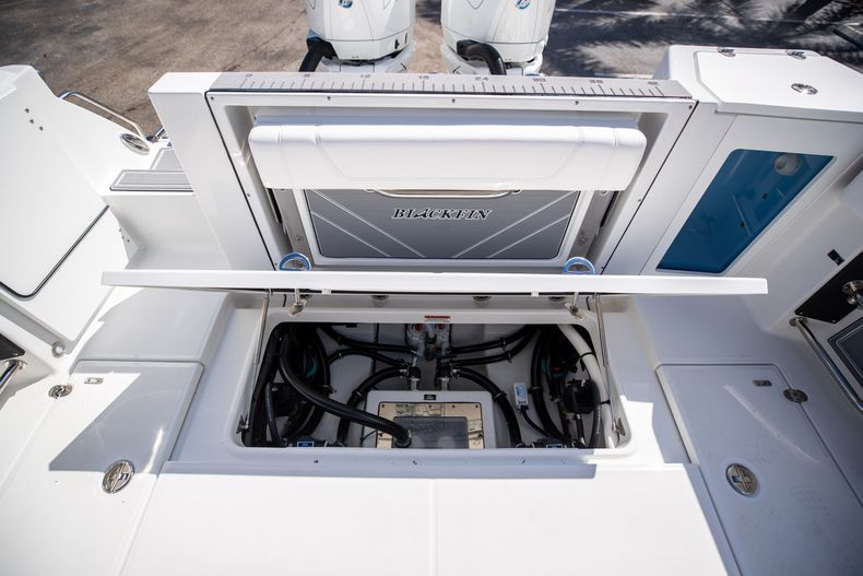 Thumbnail 15 for New 2022 Blackfin 332CC boat for sale in Fort Lauderdale, FL