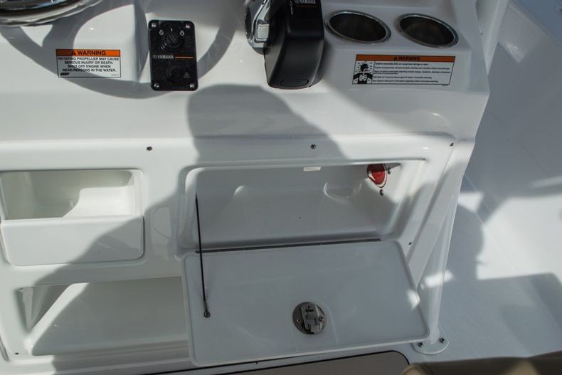 Thumbnail 37 for New 2016 Sportsman Masters 227 Bay Boat boat for sale in West Palm Beach, FL