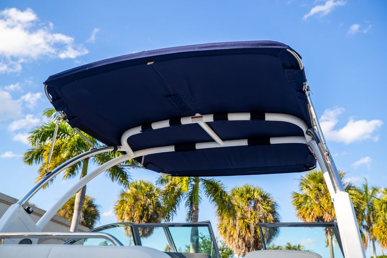 Thumbnail 12 for Used 2019 Cobalt 23SC boat for sale in West Palm Beach, FL