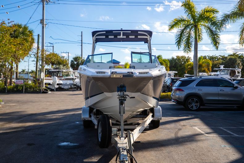 Thumbnail 3 for Used 2019 Cobalt 23SC boat for sale in West Palm Beach, FL
