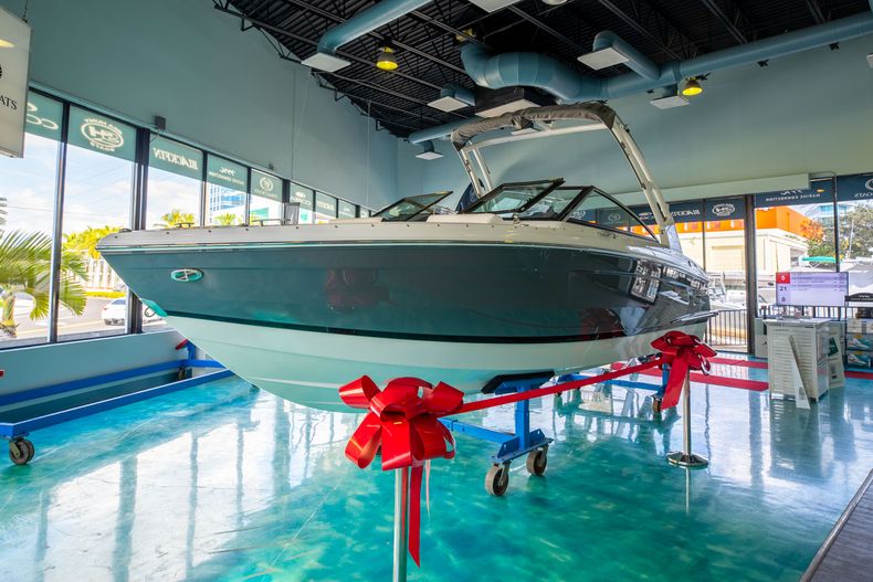 Thumbnail 5 for New 2022 Cobalt R4 OB boat for sale in Aventura, FL