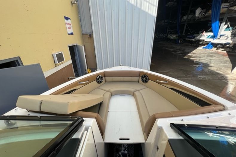 Thumbnail 13 for Used 2015 Sea Ray SLX 230 boat for sale in Aventura, FL