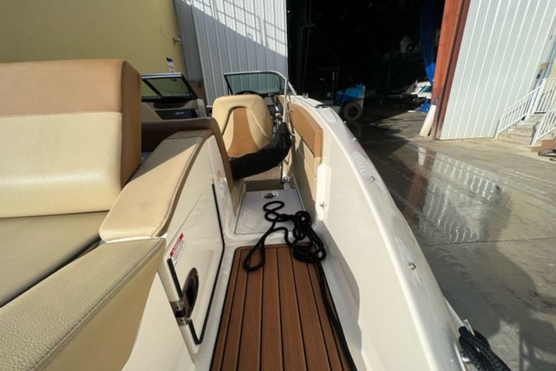 Thumbnail 3 for Used 2015 Sea Ray SLX 230 boat for sale in Aventura, FL