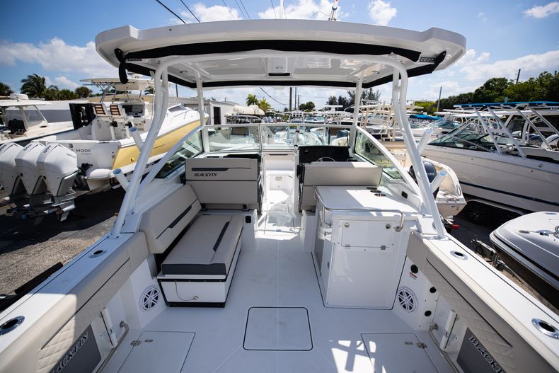 Thumbnail 4 for New 2022 Blackfin 272DC boat for sale in West Palm Beach, FL