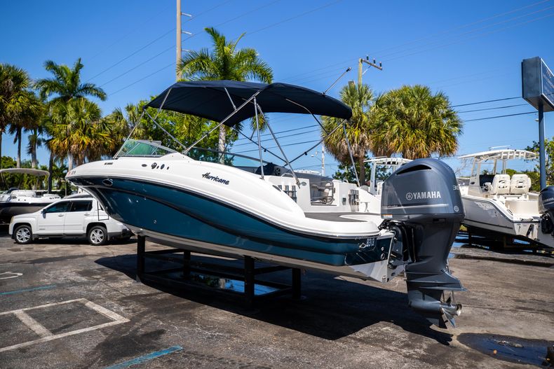 Thumbnail 8 for Used 2017 Hurricane SunDeck SD 2690 OB boat for sale in West Palm Beach, FL
