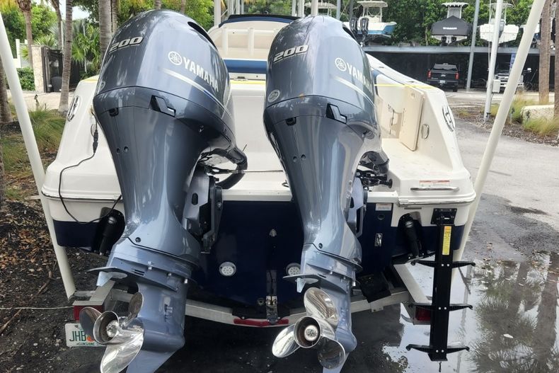Thumbnail 4 for Used 2018 Robalo R242 Center Console boat for sale in Islamorada, FL