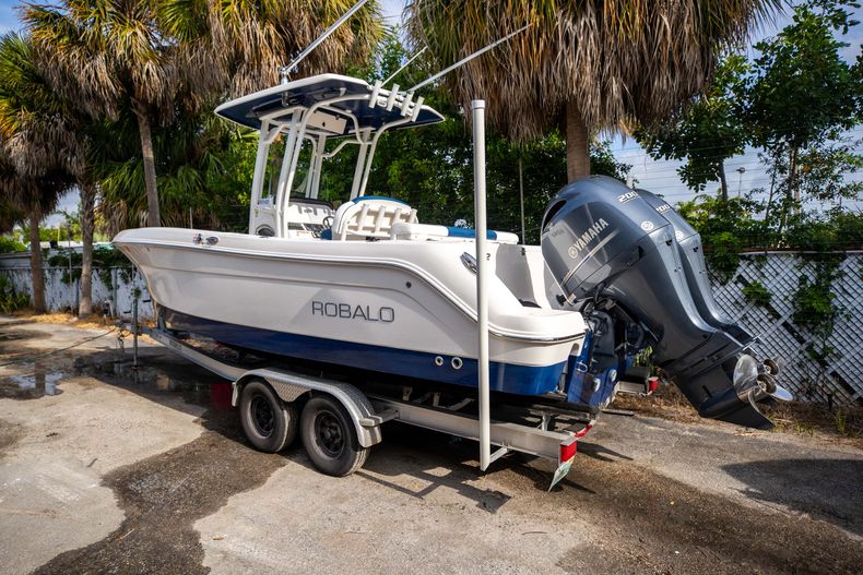 Thumbnail 3 for Used 2018 Robalo R242 Center Console boat for sale in Islamorada, FL