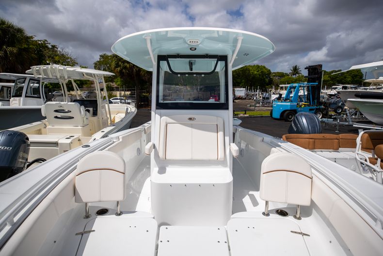 Thumbnail 6 for New 2022 Sea Hunt Ultra 305 SE boat for sale in West Palm Beach, FL