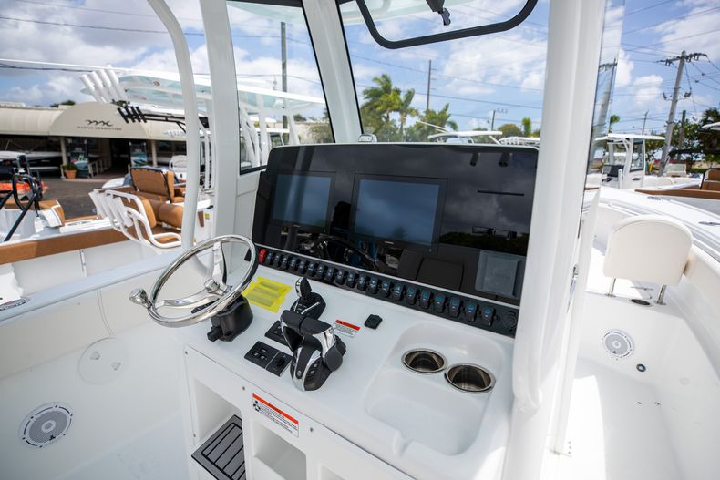 Thumbnail 3 for New 2022 Sea Hunt Ultra 305 SE boat for sale in West Palm Beach, FL