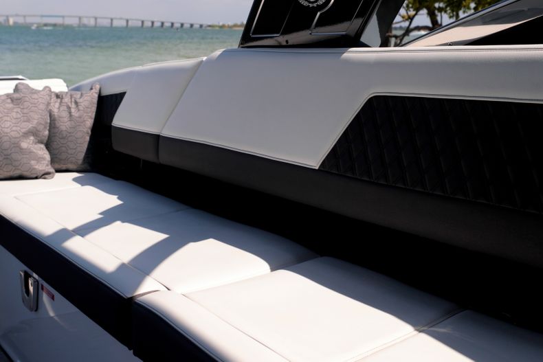 Thumbnail 11 for New 2022 Cobalt R33 boat for sale in Aventura, FL
