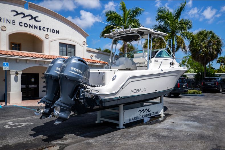 Thumbnail 10 for Used 2014 Robalo R265 boat for sale in West Palm Beach, FL