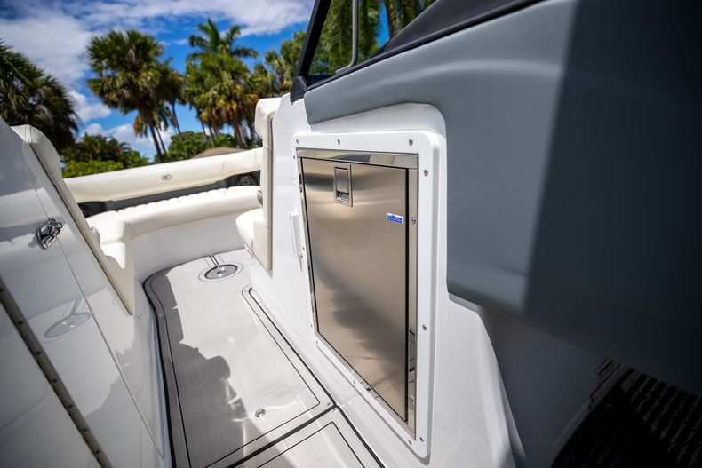 Thumbnail 36 for New 2022 Cobalt 30SC boat for sale in West Palm Beach, FL