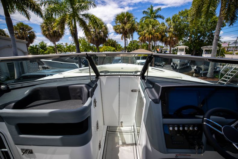 Thumbnail 38 for New 2022 Cobalt 30SC boat for sale in West Palm Beach, FL