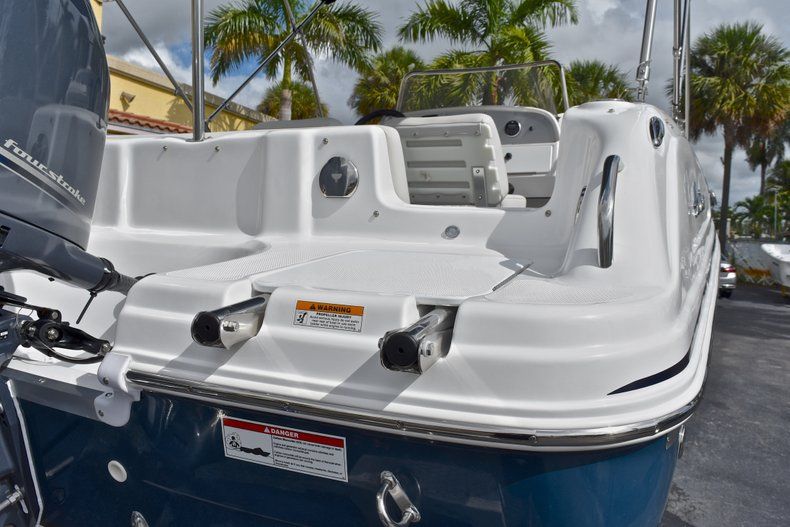 Thumbnail 8 for New 2017 Hurricane 211 SunDeck Sport OB boat for sale in West Palm Beach, FL