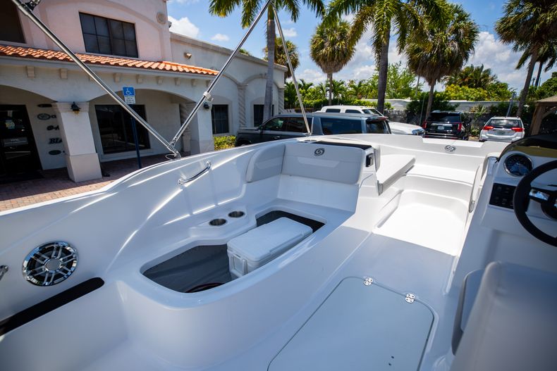 Thumbnail 16 for New 2022 Hurricane SunDeck Sport OB SS 185 OB boat for sale in West Palm Beach, FL