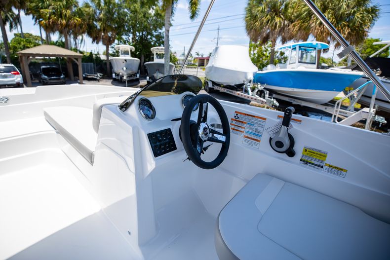 Thumbnail 18 for New 2022 Hurricane SunDeck Sport OB SS 185 OB boat for sale in West Palm Beach, FL