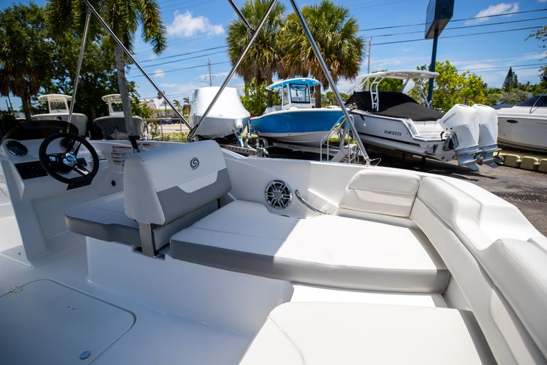 Thumbnail 10 for New 2022 Hurricane SunDeck Sport OB SS 185 OB boat for sale in West Palm Beach, FL