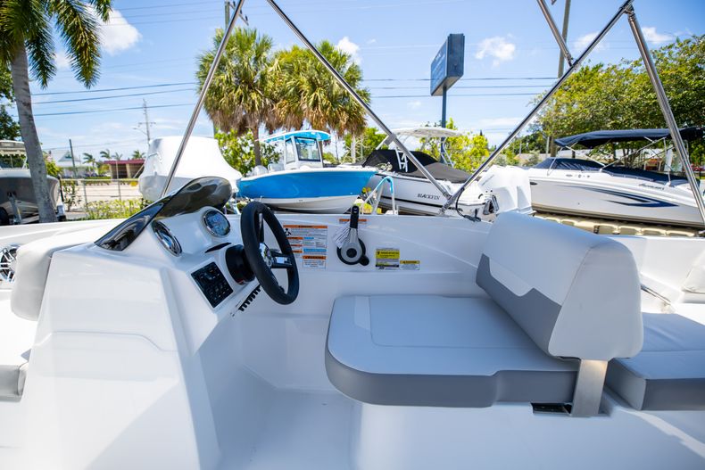 Thumbnail 19 for New 2022 Hurricane SunDeck Sport OB SS 185 OB boat for sale in West Palm Beach, FL
