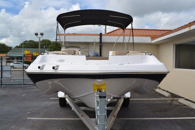 Thumbnail 2 for New 2016 Hurricane SunDeck Sport SS 188 OB boat for sale in Miami, FL