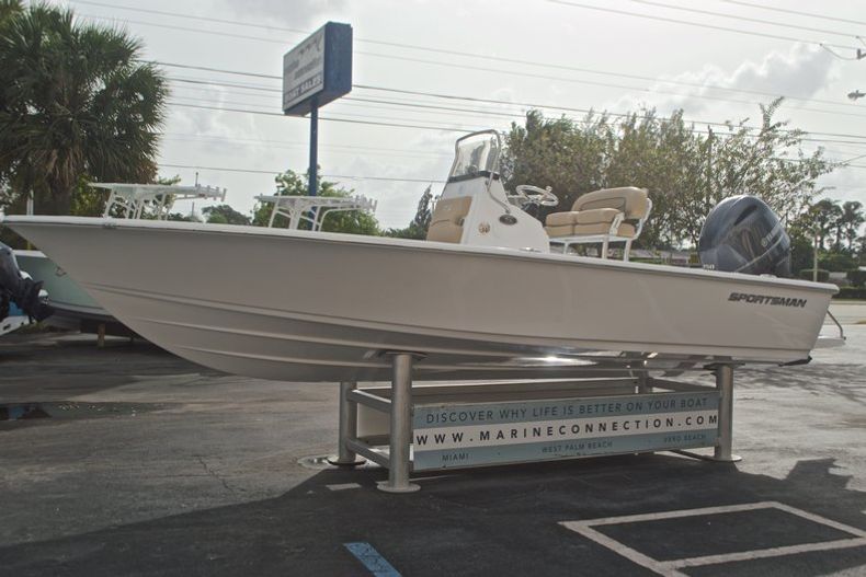 Thumbnail 4 for New 2017 Sportsman Masters 207 Bay Boat boat for sale in Vero Beach, FL