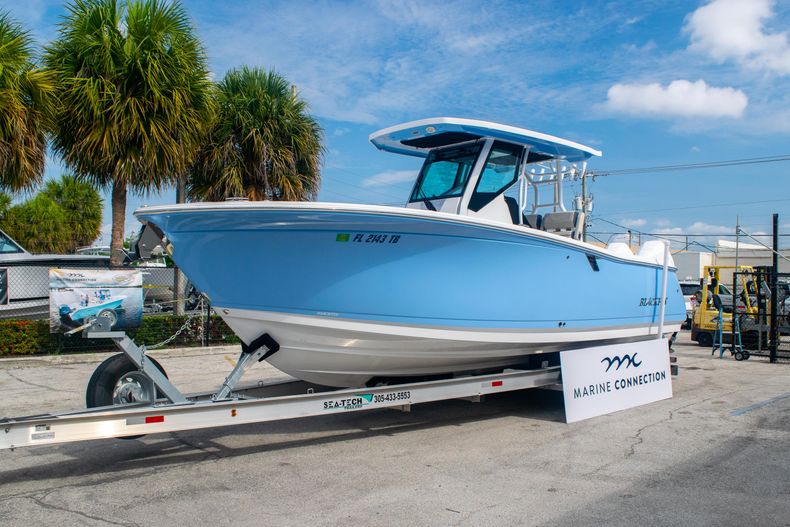 Thumbnail 3 for Used 2021 Blackfin 272CC boat for sale in Fort Lauderdale, FL