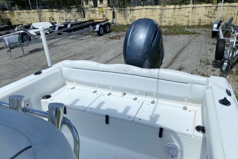 Thumbnail 4 for Used 2015 Sea Hunt Ultra 234 boat for sale in West Palm Beach, FL
