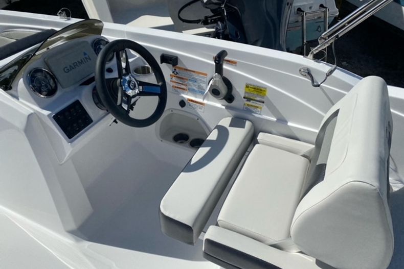 Thumbnail 9 for New 2022 Hurricane SunDeck Sport OB SS 205 OB boat for sale in Islamorada, FL