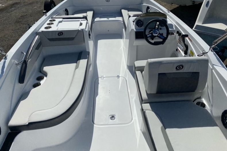 Thumbnail 2 for New 2022 Hurricane SunDeck Sport OB SS 205 OB boat for sale in Islamorada, FL