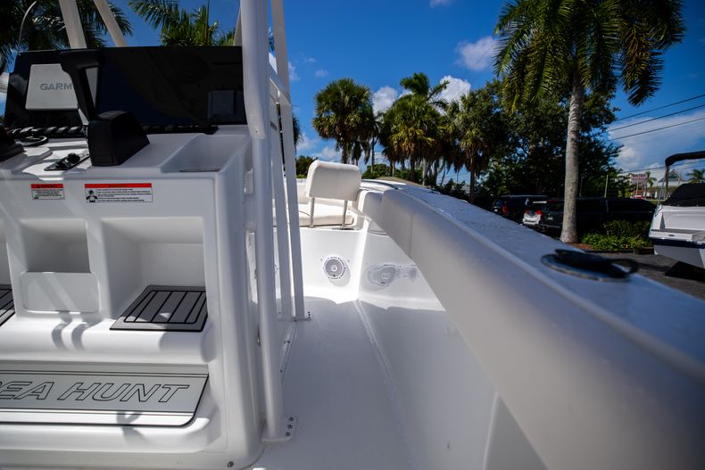 Thumbnail 14 for New 2023 Sea Hunt Ultra 219 boat for sale in West Palm Beach, FL