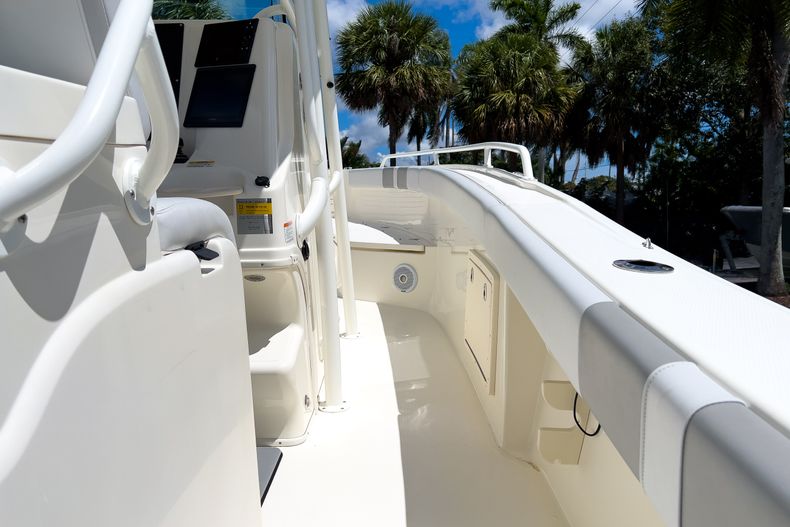 Thumbnail 16 for Used 2019 Mako 284 CC boat for sale in West Palm Beach, FL