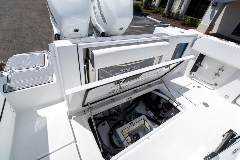 Thumbnail 16 for New 2023 Blackfin 332CC boat for sale in West Palm Beach, FL
