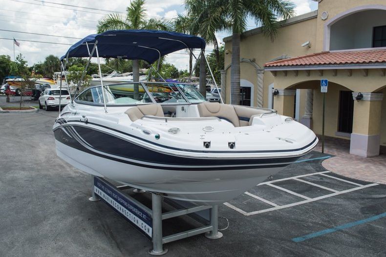 Thumbnail 8 for New 2014 Hurricane SunDeck SD 2000 OB boat for sale in West Palm Beach, FL