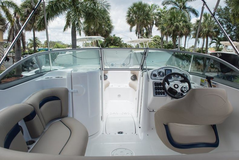 Thumbnail 14 for New 2014 Hurricane SunDeck SD 2000 OB boat for sale in West Palm Beach, FL
