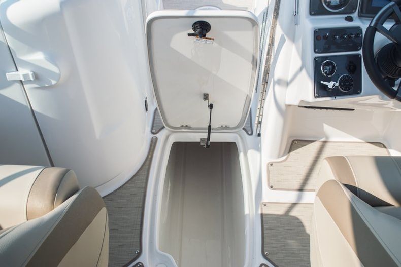 Thumbnail 34 for New 2015 Hurricane SunDeck SD 2486 OB boat for sale in West Palm Beach, FL