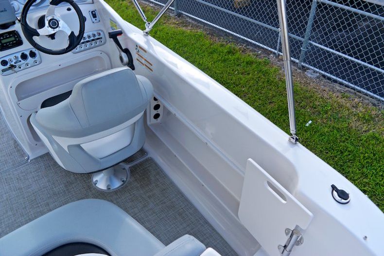 Thumbnail 15 for Used 2014 Starcraft 2009 Deck Boat boat for sale in Miami, FL