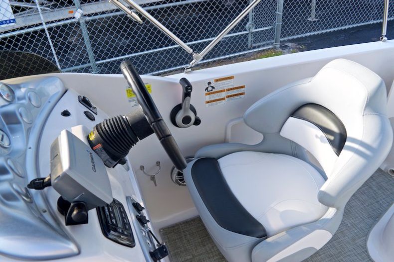 Thumbnail 24 for Used 2014 Starcraft 2009 Deck Boat boat for sale in Miami, FL