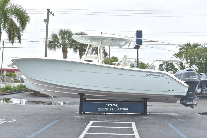 Thumbnail 4 for New 2018 Cobia 277 Center Console boat for sale in Fort Lauderdale, FL