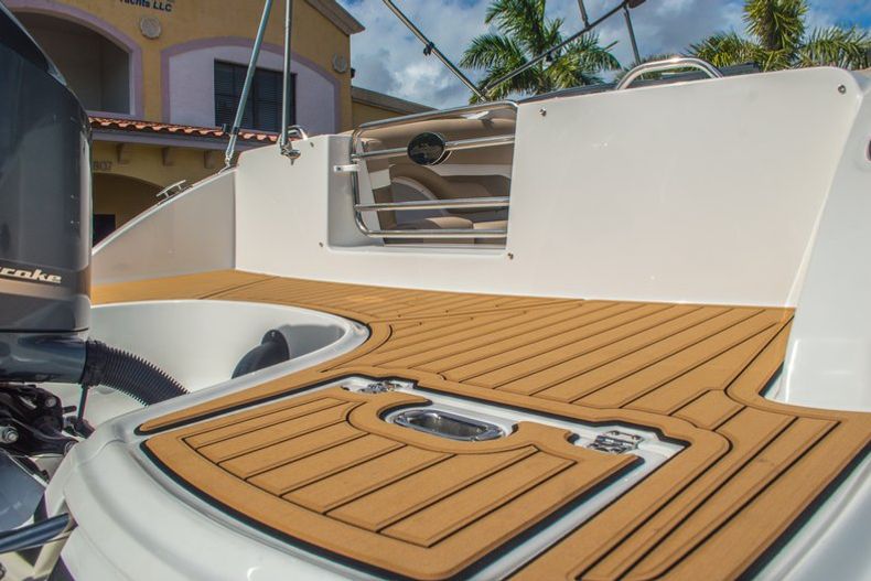 Thumbnail 20 for New 2016 Hurricane SunDeck SD 2690 OB boat for sale in West Palm Beach, FL