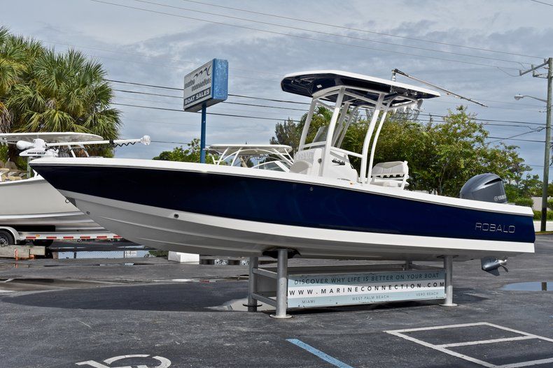 Thumbnail 4 for Used 2015 Robalo 246 Cayman boat for sale in West Palm Beach, FL
