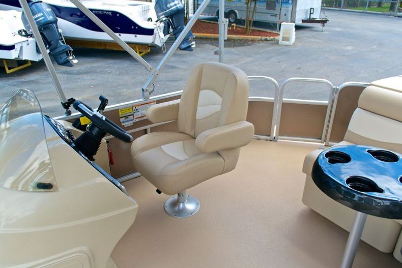 Thumbnail 12 for New 2014 Sweetwater 2286 Cruise 3 Gate boat for sale in Vero Beach, FL