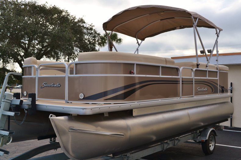 Thumbnail 57 for New 2014 Sweetwater 2286 Cruise 3 Gate boat for sale in Vero Beach, FL