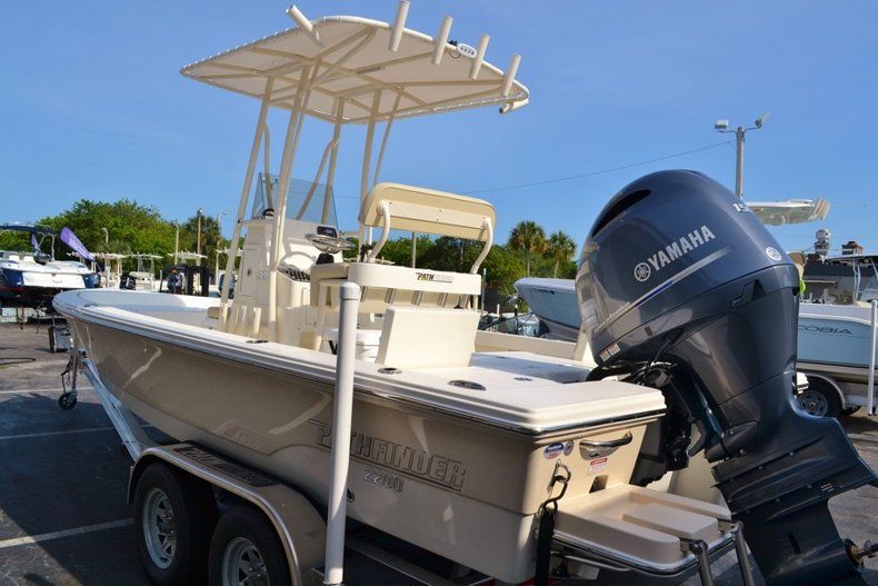 Thumbnail 4 for New 2016 Pathfinder 2200 TRS Bay Boat boat for sale in Vero Beach, FL