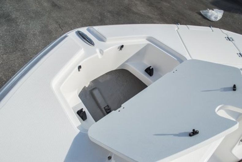 Thumbnail 32 for New 2014 Hurricane SunDeck SD 2200 OB boat for sale in West Palm Beach, FL