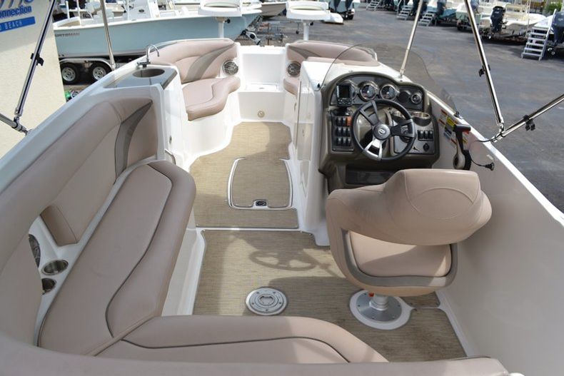 Thumbnail 10 for New 2015 Hurricane SunDeck Sport SS 220 OB boat for sale in West Palm Beach, FL
