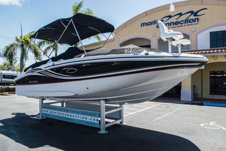 Thumbnail 9 for New 2015 Hurricane SunDeck Sport SS 220 OB boat for sale in West Palm Beach, FL