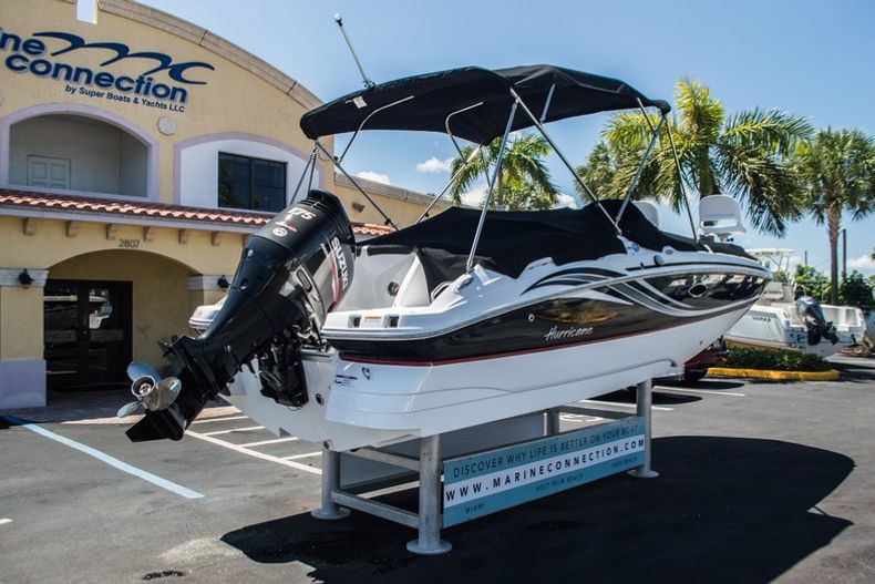Thumbnail 15 for New 2015 Hurricane SunDeck Sport SS 220 OB boat for sale in West Palm Beach, FL