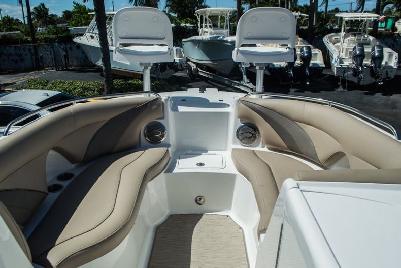 Thumbnail 17 for New 2015 Hurricane SunDeck Sport SS 220 OB boat for sale in West Palm Beach, FL