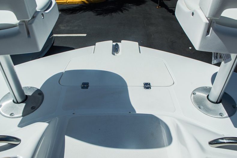 Thumbnail 18 for New 2015 Hurricane SunDeck Sport SS 220 OB boat for sale in West Palm Beach, FL