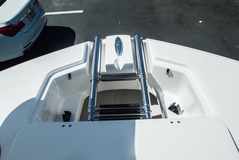 Thumbnail 19 for New 2015 Hurricane SunDeck Sport SS 220 OB boat for sale in West Palm Beach, FL